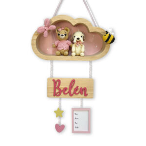 Decorative cloud-shaped wooden wall hanging with two crocheted teddy bears and a pink 'Belen' name sign, plus dangling star and heart ornaments and a pink-framed note.